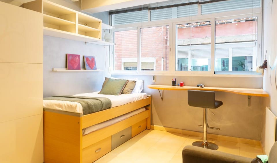 Bed, Photo of the whole room, Seating area, Bedroom, hair dresser