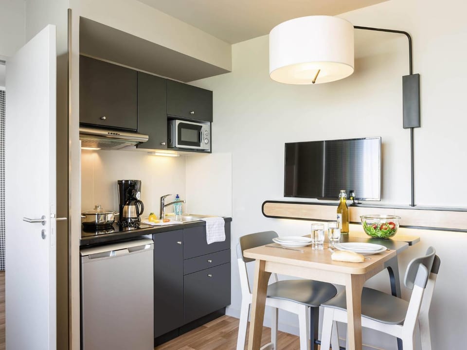 Kitchen or kitchenette, Dining area, Bedroom