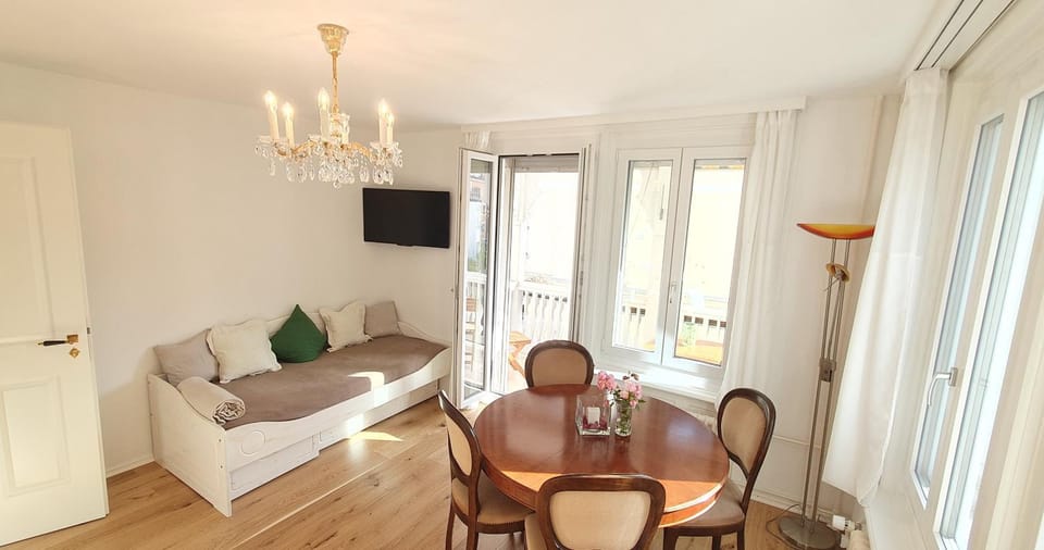 TV and multimedia, Balcony/Terrace, Living room, Decorative detail, Dining area, Bedroom, Food