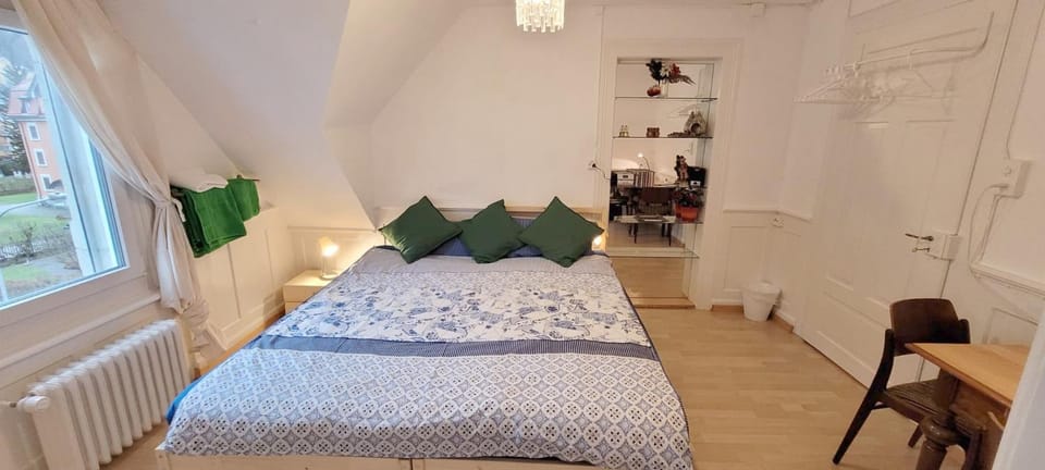 Bed, Photo of the whole room, Seating area, Bedroom, Food