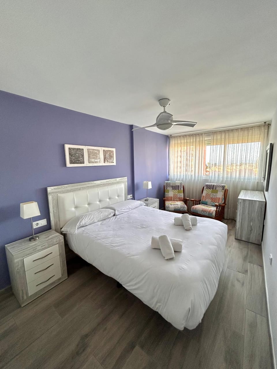 Bed, Photo of the whole room, Bedroom, fireplace, towels