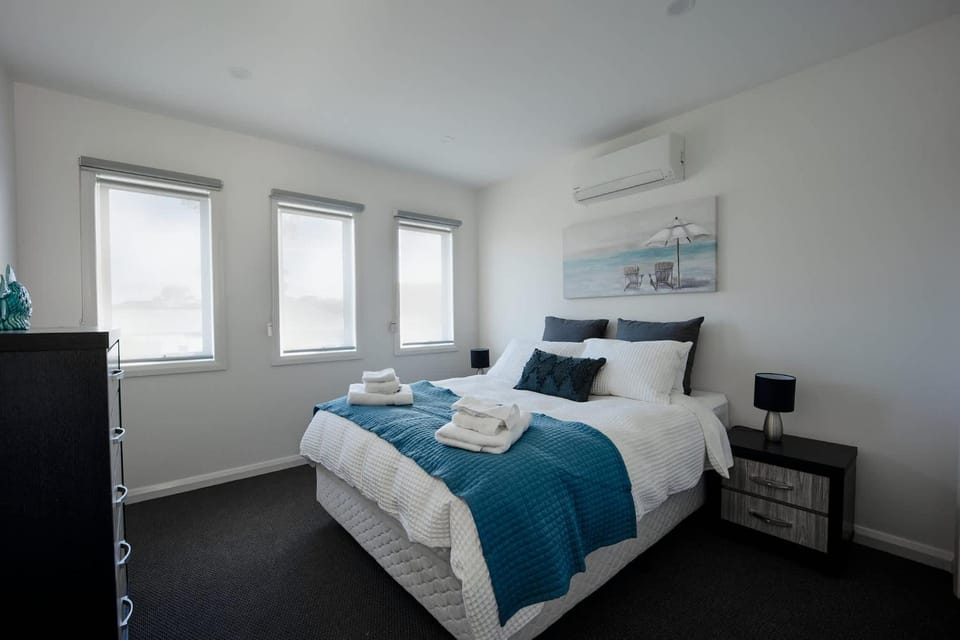 Luxury Pet-Friendly 4BR Home Walk to Beach House in Melbourne