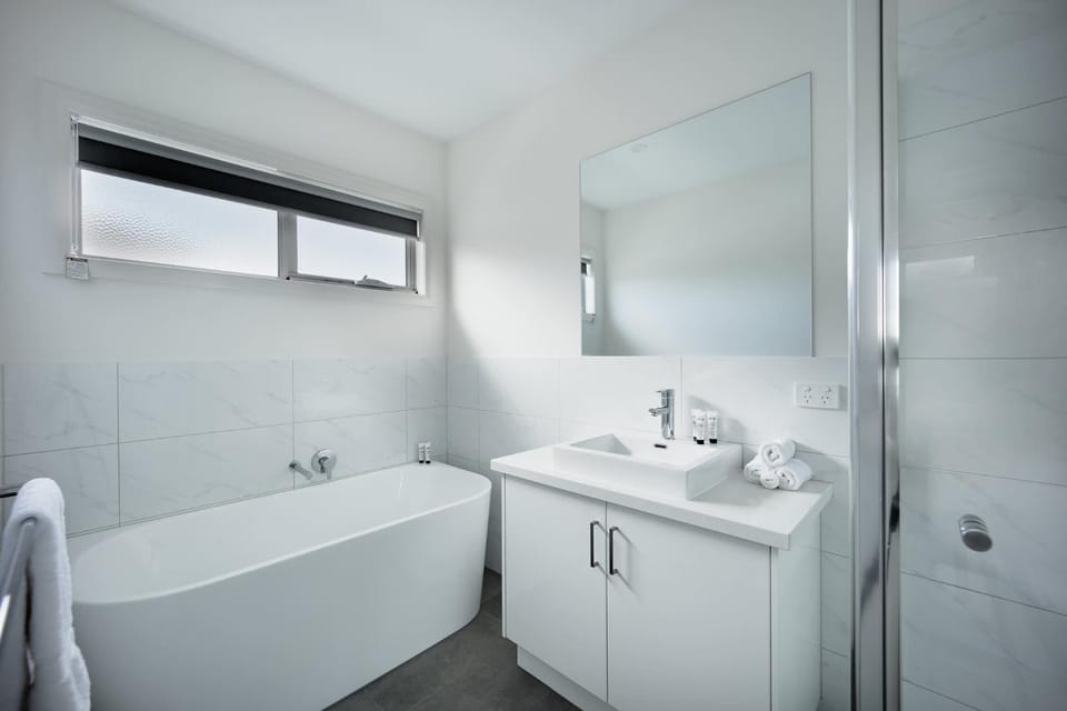 Luxury Pet-Friendly 4BR Home Walk to Beach House in Melbourne