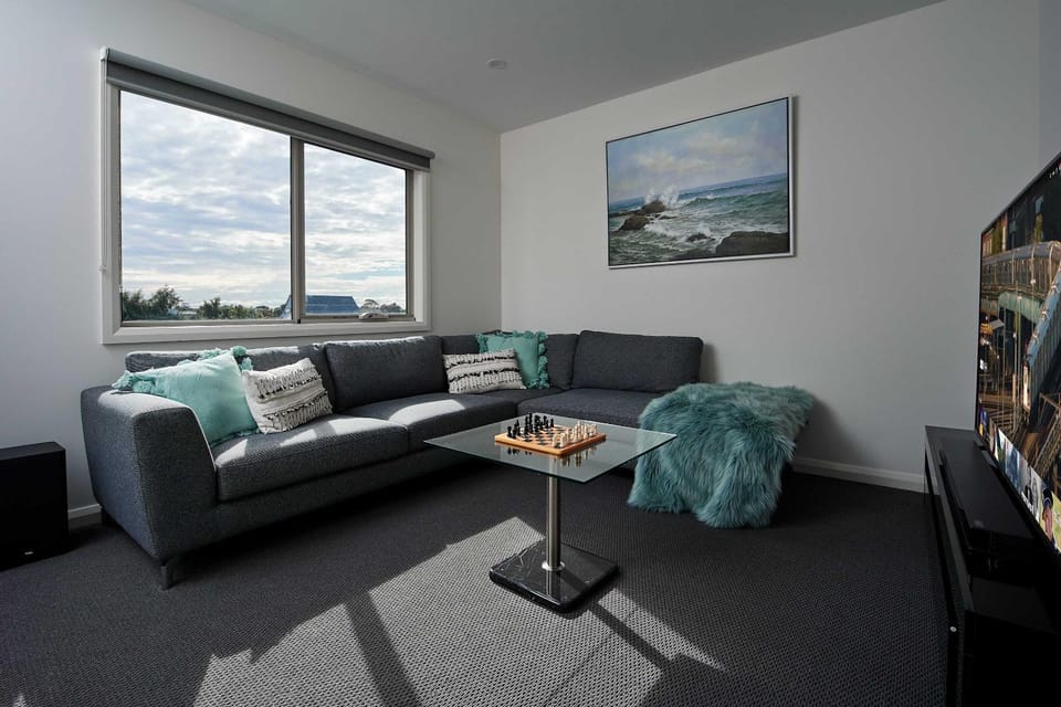 Luxury Pet-Friendly 4BR Home Walk to Beach House in Melbourne