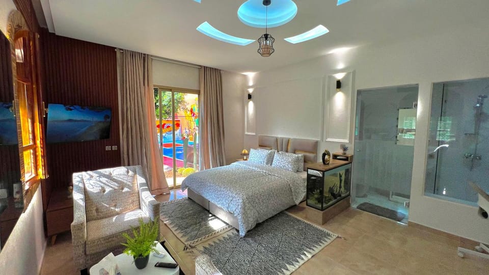 Bed, TV and multimedia, Photo of the whole room, Bedroom