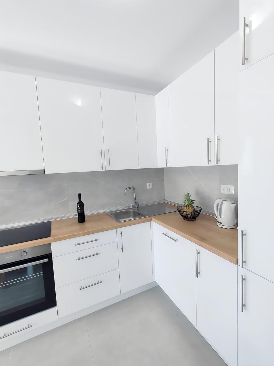 Kitchen or kitchenette, dishwasher, stove