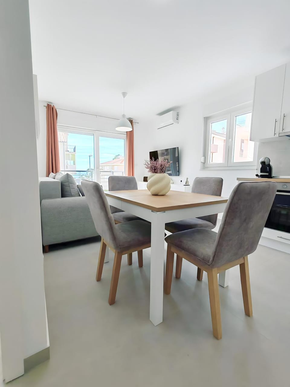 Kitchen or kitchenette, Living room, Seating area, Dining area