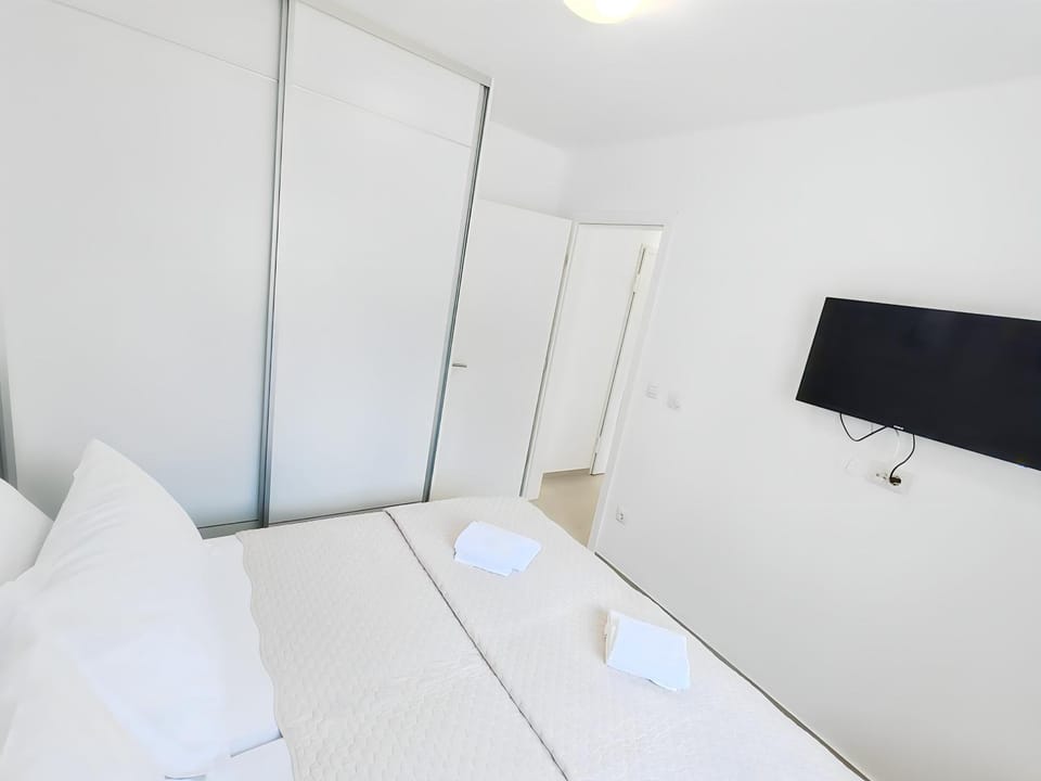 Bed, TV and multimedia, Bedroom, towels, wardrobe
