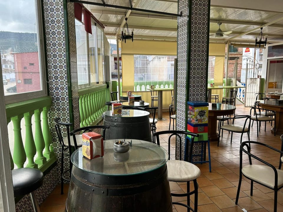 Restaurant/places to eat, Balcony/Terrace