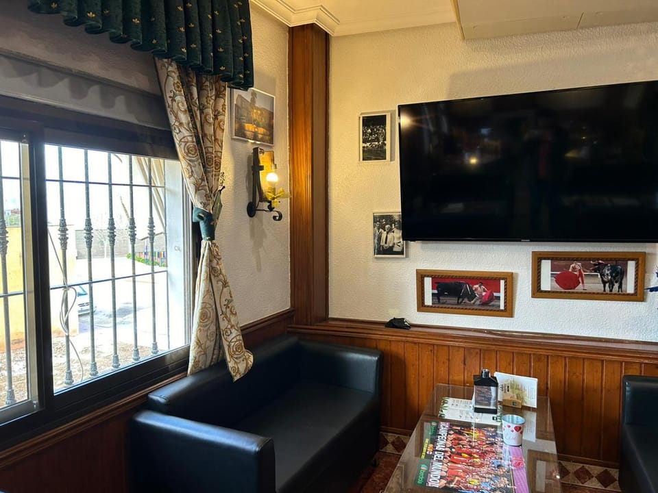 Restaurant/places to eat, Lounge or bar