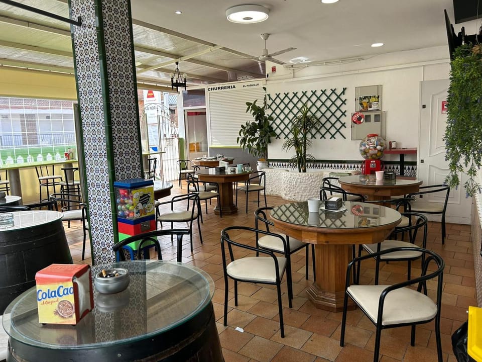 Restaurant/places to eat, Balcony/Terrace