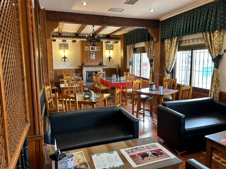 Restaurant/places to eat, Lounge or bar