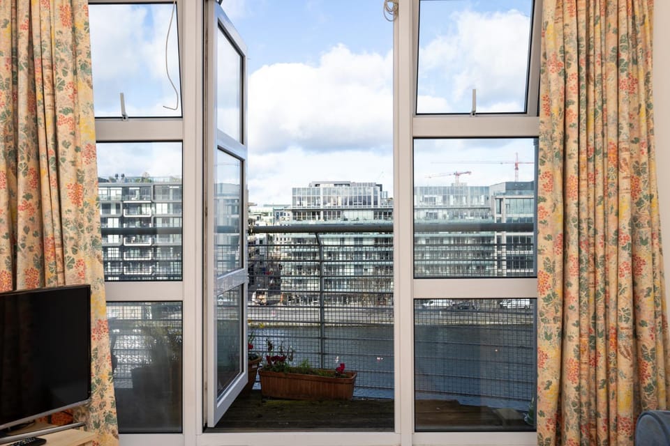 Flat w/ Balcony & Canal view - 4min to station Apartment in Dublin