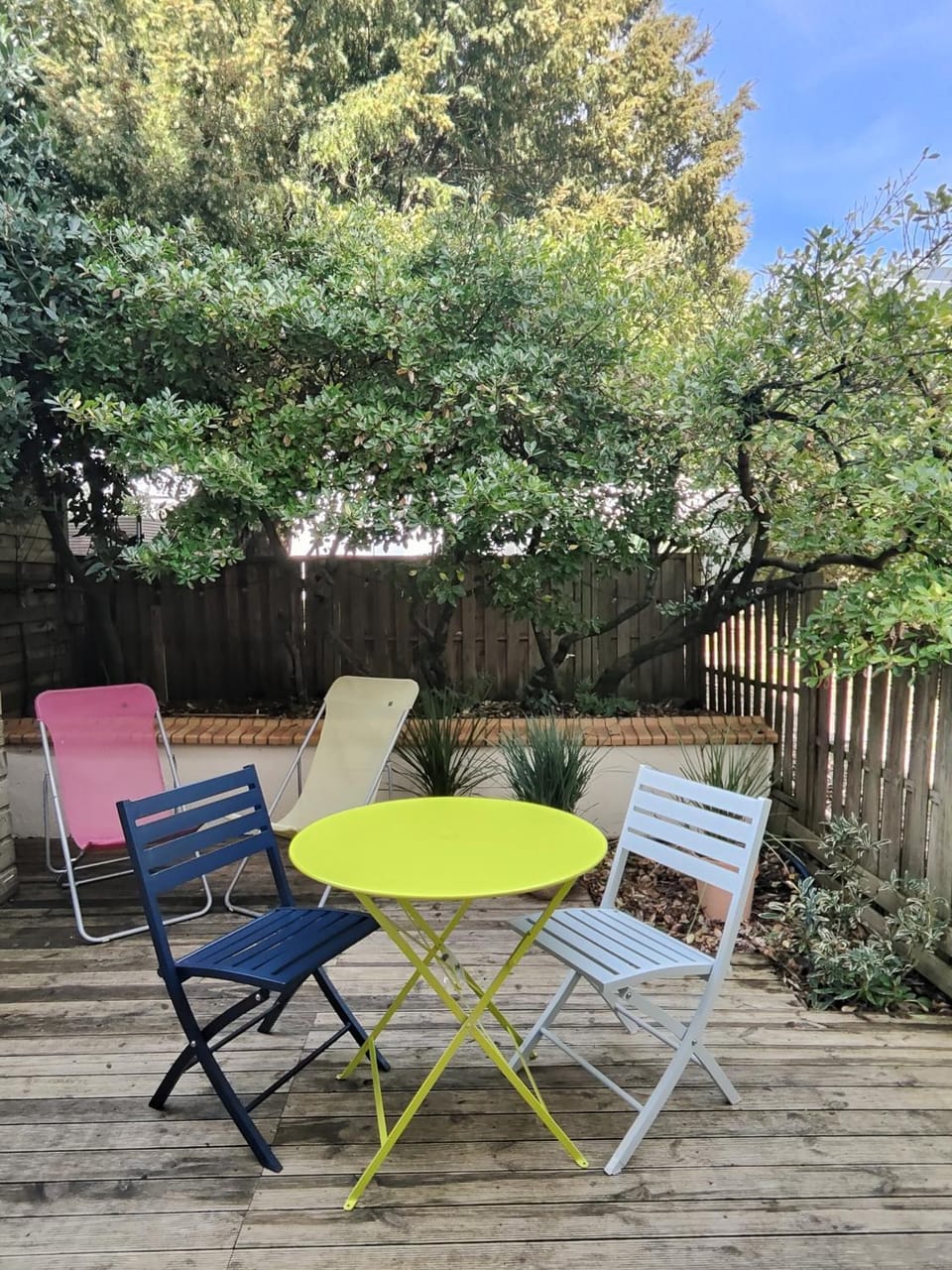 Patio, Spring, Day, Garden, Dining area, sunbed