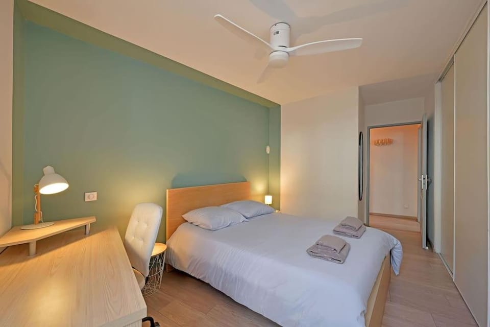 Bed, Photo of the whole room, Seating area, Bedroom, fireplace