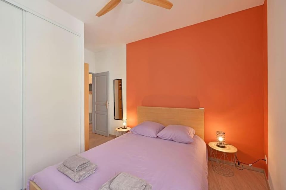 Bed, Photo of the whole room, Bedroom, fireplace, towels, wardrobe