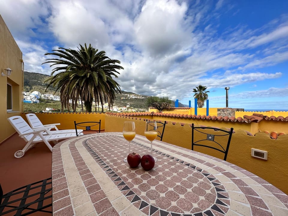 View (from property/room), Balcony/Terrace, Dining area, Mountain view, Sea view, sunbed