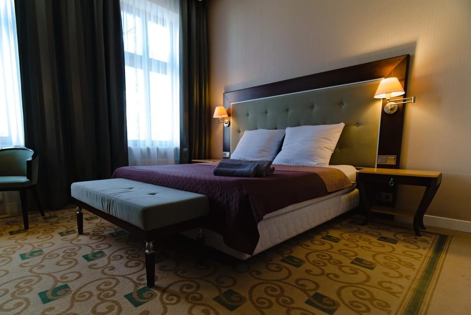 Bed, Living room, Photo of the whole room, Seating area, Bedroom