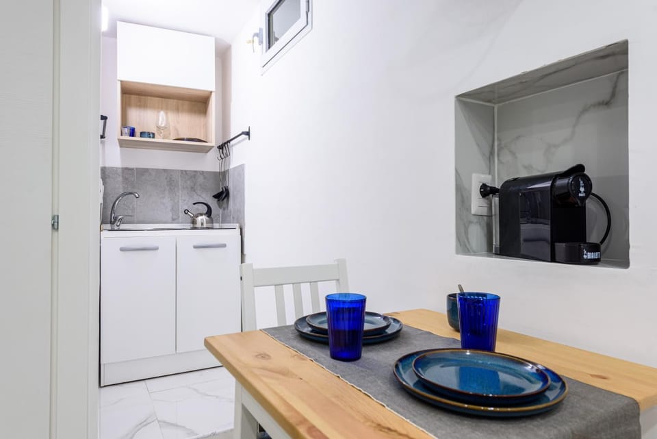 Kitchen or kitchenette, Dining area, oven, stove
