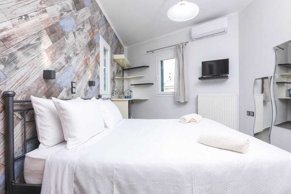 Bed, TV and multimedia, Photo of the whole room, Evening entertainment, Bedroom, air conditioner