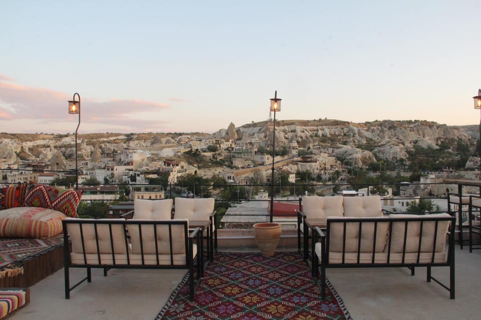 Nearby landmark, Neighbourhood, Natural landscape, View (from property/room), Balcony/Terrace, Seating area, On site, City view, Landmark view, Mountain view, Street view, Sunrise, Sunset, Quiet street view, Internal: Not applicable to any particular room
