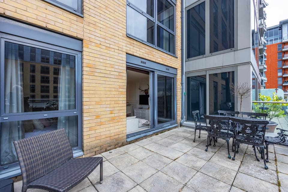Property building, Patio, Balcony/Terrace, Balcony/Terrace, Seating area