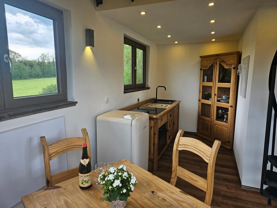 Kitchen or kitchenette, Living room, Seating area, Dining area, minibar