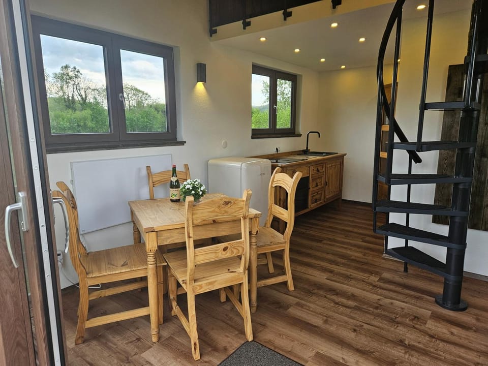 Kitchen or kitchenette, Living room, Seating area, Dining area