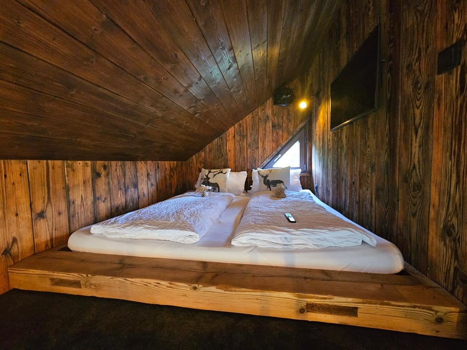 Bed, Photo of the whole room, Bedroom
