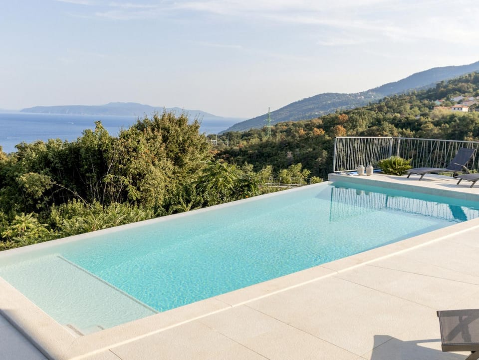 Balcony/Terrace, Lake view, Mountain view, Pool view, Sea view, Swimming pool, Swimming pool