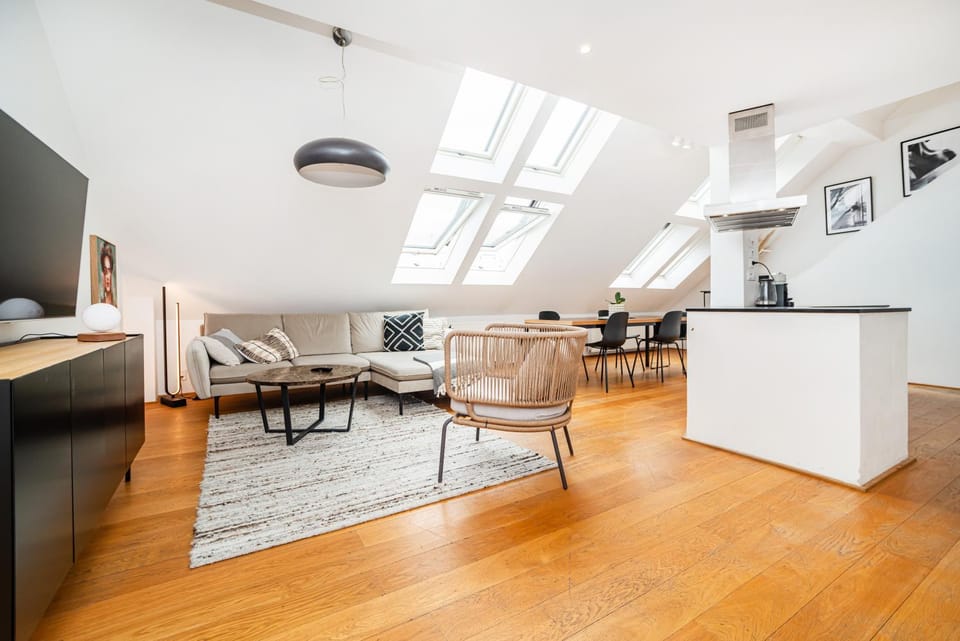 TV and multimedia, Living room, Seating area, Dining area, pet friendly, air conditioner