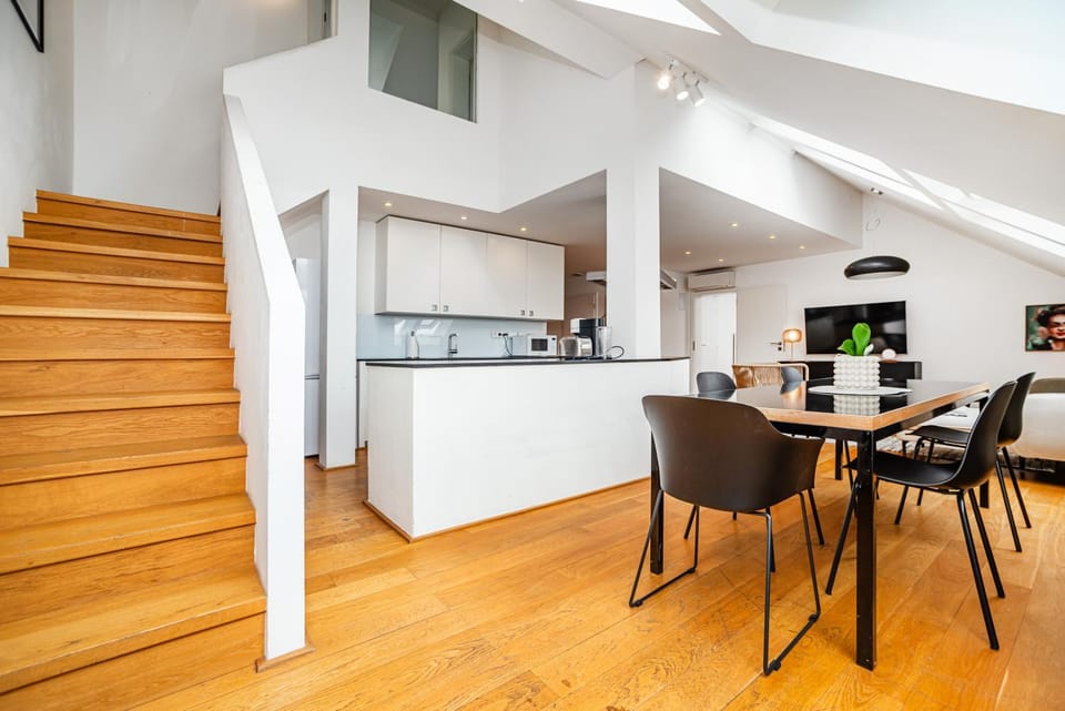 Kitchen or kitchenette, Dining area, stove