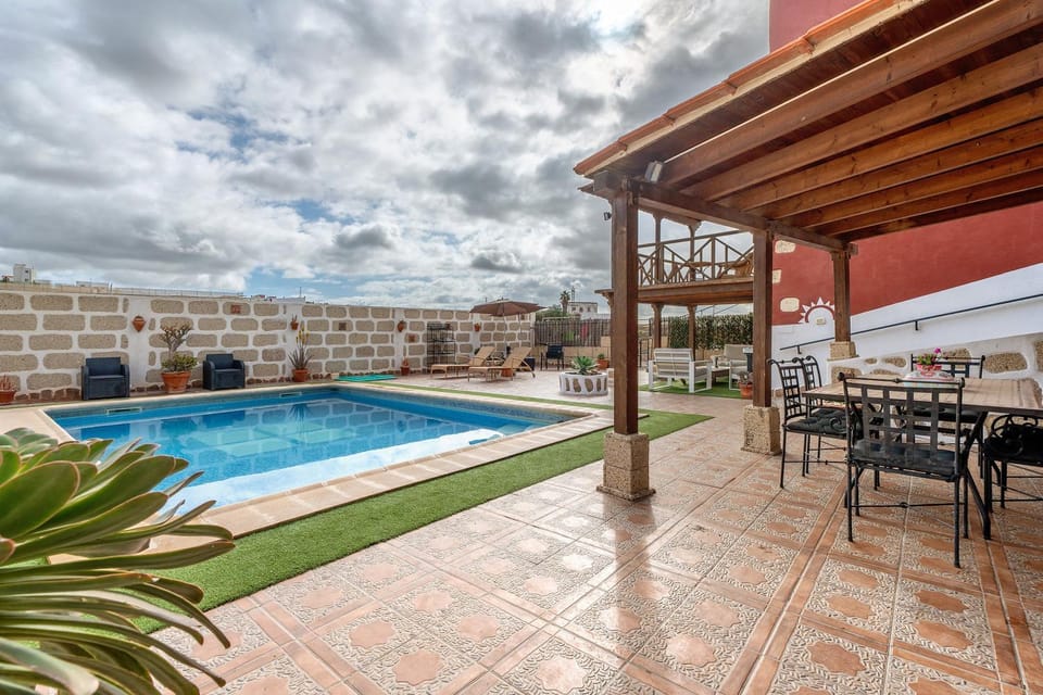 Property building, Balcony/Terrace, Living room, Swimming pool