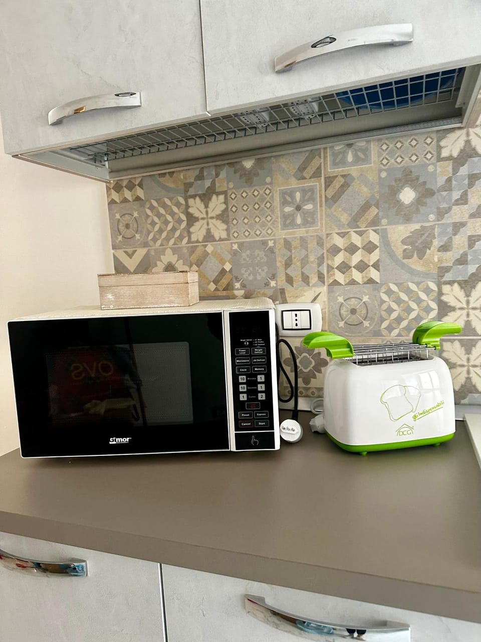Kitchen or kitchenette, minibar, stove