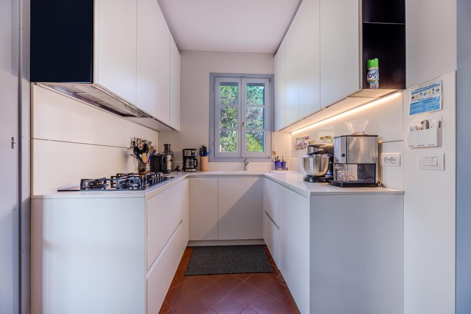 Coffee/tea facilities, Kitchen or kitchenette, stove