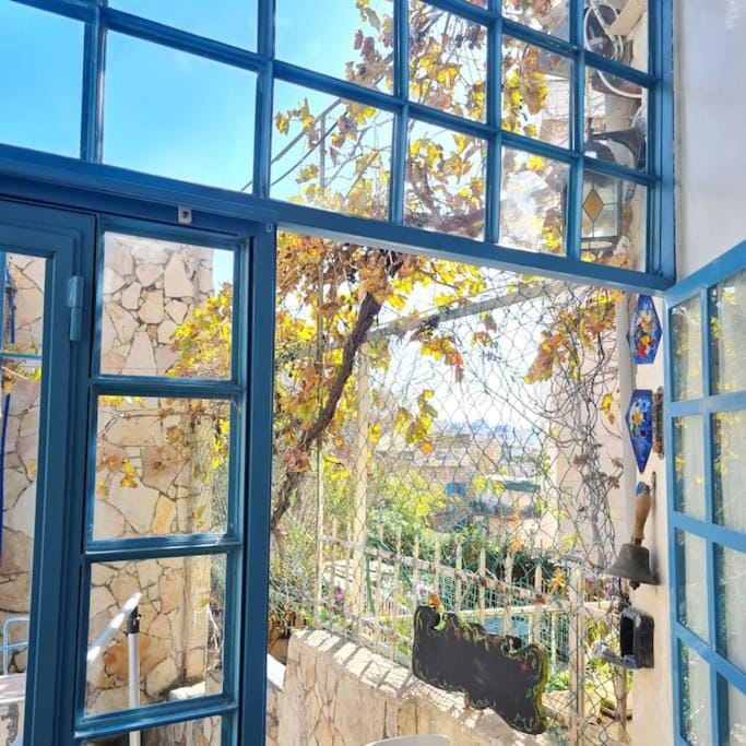 Bright, quiet charming getaway ideally located Apartment in Jerusalem