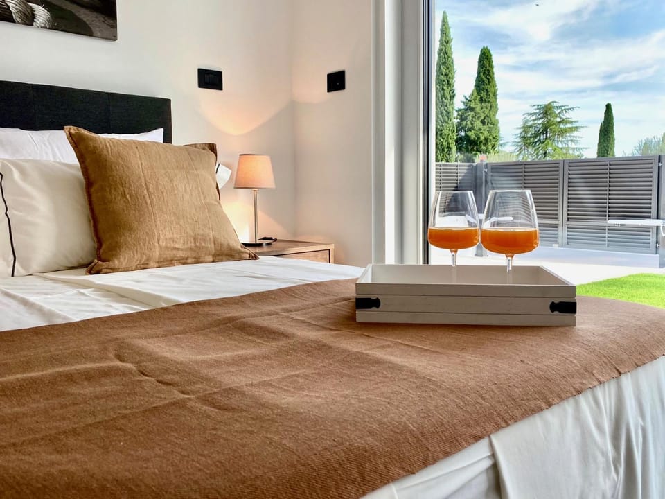 Bed, Balcony/Terrace, Photo of the whole room, Bedroom, Alcoholic drinks