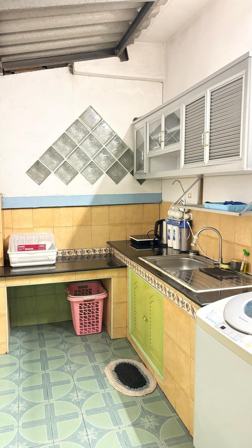 Kitchen or kitchenette, minibar, stove