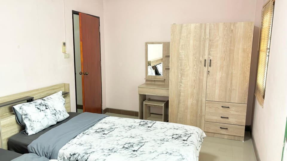 Bed, Bedroom, wardrobe