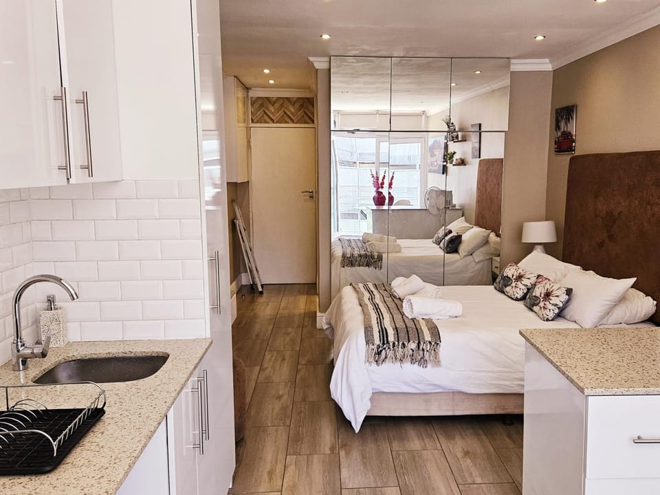 Kitchen or kitchenette, Photo of the whole room, Bedroom