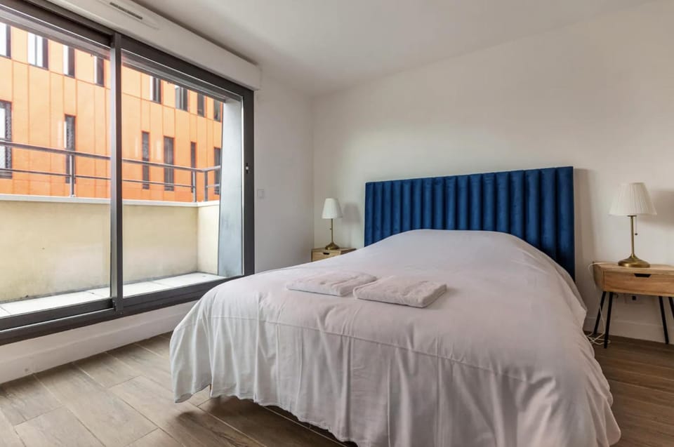 Bed, Balcony/Terrace, Photo of the whole room, Bedroom, Sunrise, air conditioner