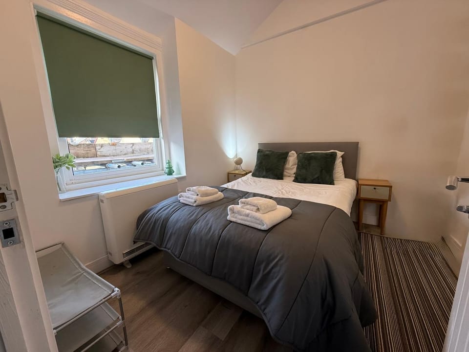 Bed, Bedroom, towels