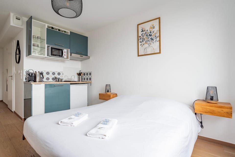 Bed, Kitchen or kitchenette, Bedroom
