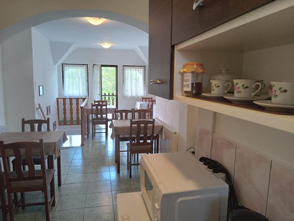 Coffee/tea facilities, Kitchen or kitchenette, Seating area, Dining area