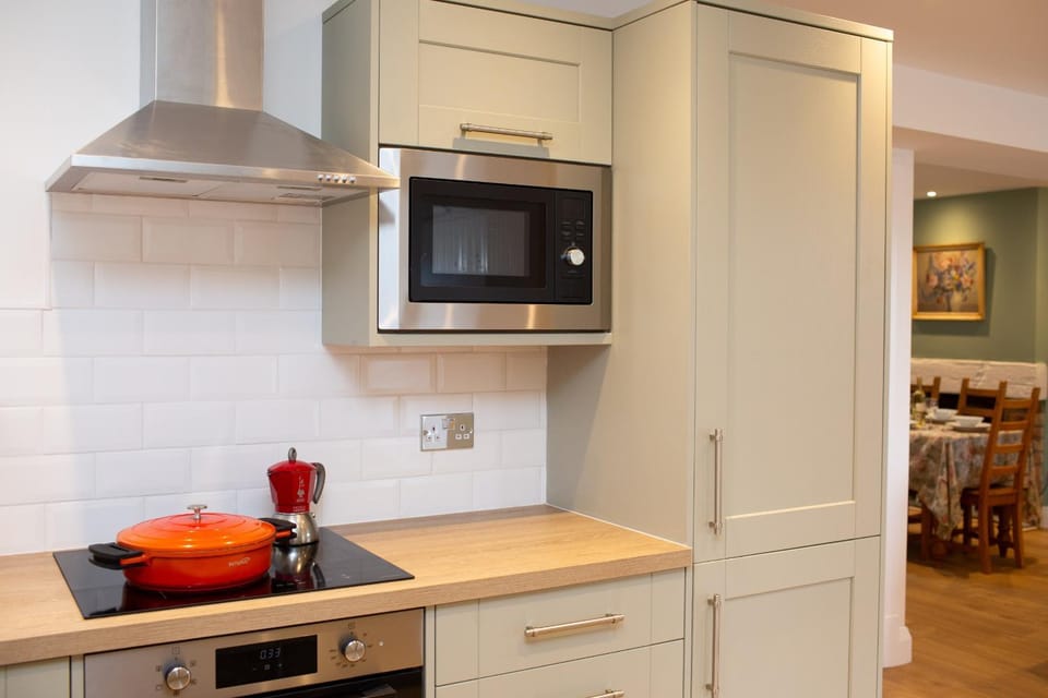 Kitchen or kitchenette, oven