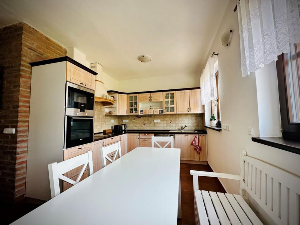Kitchen or kitchenette, Dining area, minibar, oven, pet friendly, stove