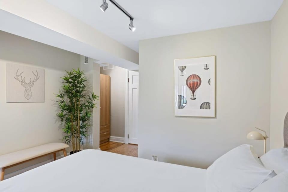 M11 Heritage Mansion 1BR unit in heart of MTL Apartment in Montreal