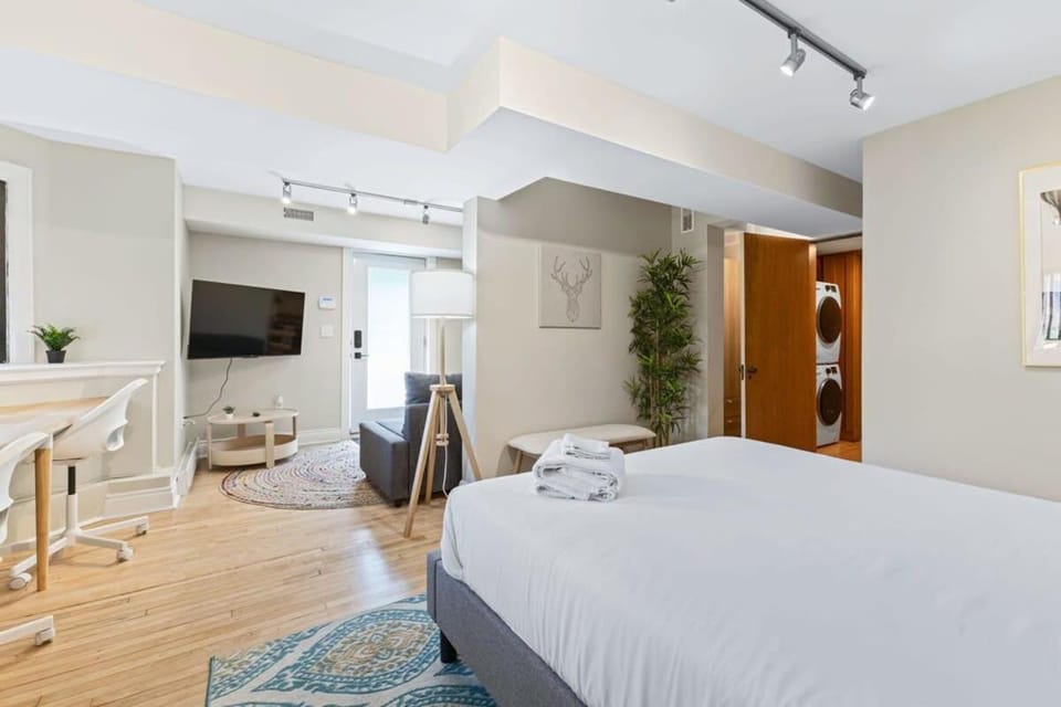 M11 Heritage Mansion 1BR unit in heart of MTL Apartment in Montreal