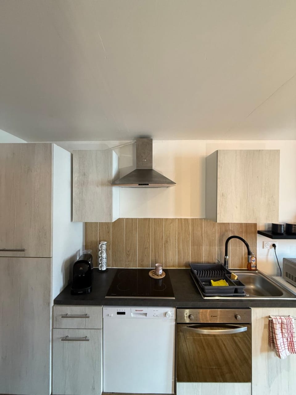 Coffee/tea facilities, Kitchen or kitchenette, dishwasher, stove