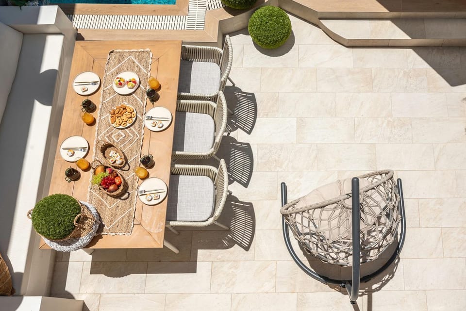 Day, Seating area, Dining area